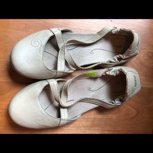 Ahnu Karma yoga flats